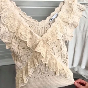 Beige spets topp från Zara - Hör av er vid intresse!💓använd inte köp direkt 