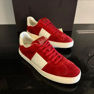 Valentino Flycrew Skor - Feta Valentino Flycrew skor i röd | UK 9 som motsvarar ca 43-44 | Dem är i ett grymt bra skick, en nit fattas | Valentino-box och dustbag följer med | Tveka inte att kontakta oss vid minsta fundering!