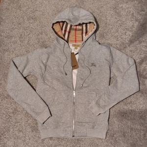 Grå Burberry Kofta - Snygg grå kofta från Burberry || Storlek S || Helt ny