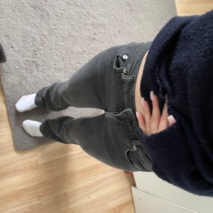 Grå bootcut jeans - Säljer ett par gråa bootcut jeans med klassisk femficksdesign och dragkedja. 