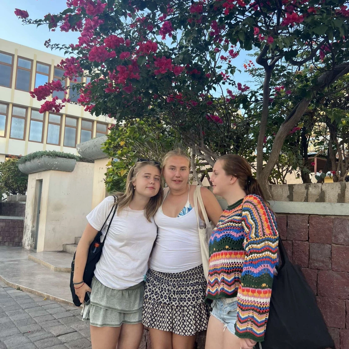 Färgglad stickad tröja med vågigt mönster - 2