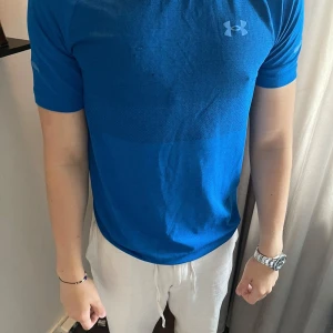 Underarmour T-shirt  - Tja, säljer denna T-shirt från Underarmour i nyskick, kom privat vid funderingar 👍🏼