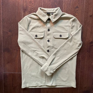 Overshirt  - Hej säljer nu dessa tvär snygga Only Sons overshirten som är i färgen olive grön och storlek small. Skick 10/10 inga defekter och nästan helt ny. Kom dm för mer frågor och bilder 😊🙌