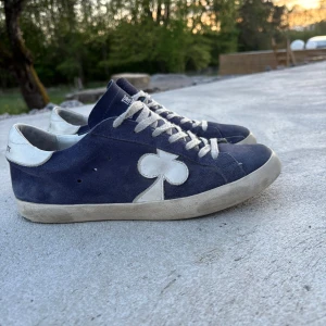 The gallerist skor - Säljer ett par mörkblå sneakers från the gallerist  Perfekta för en avslappnad stil och sticker ut med sin unika design. Lite skrapad sula annars väldigt bra. Priset går att diskutera. Skriv om ni har några frågor. Ny pris 2400kr