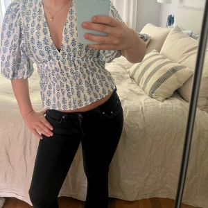 Lågmidjade svarta jeans - Säljer mina snygga lågmidjade jeans som sitter så skönt. Lätta att styla och väldigt snygg bootcut passform. 🖤