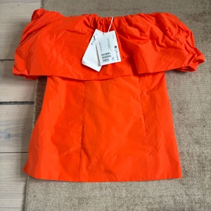 Off shoulder topp - Super söt orange off-shouldrr topp, helt ny med prislapp. Super fin färg nu till sommaren🍓🍋‍🟩pris kan diskuteras!