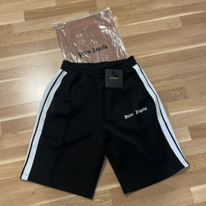 Palm Angel shorts - Jag fick dem här i födelsedagspresent dem va för stora för mig som är 1.71 men kan passa någon som är 180+