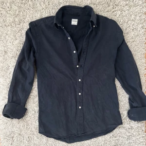 John Henric skjorta  - Riktigt fet John Henric skjorta || Mycket bra skick || Storlek 39 motsvarar S/M || 100% bomull || Skriv för fler frågor eller bilder ||