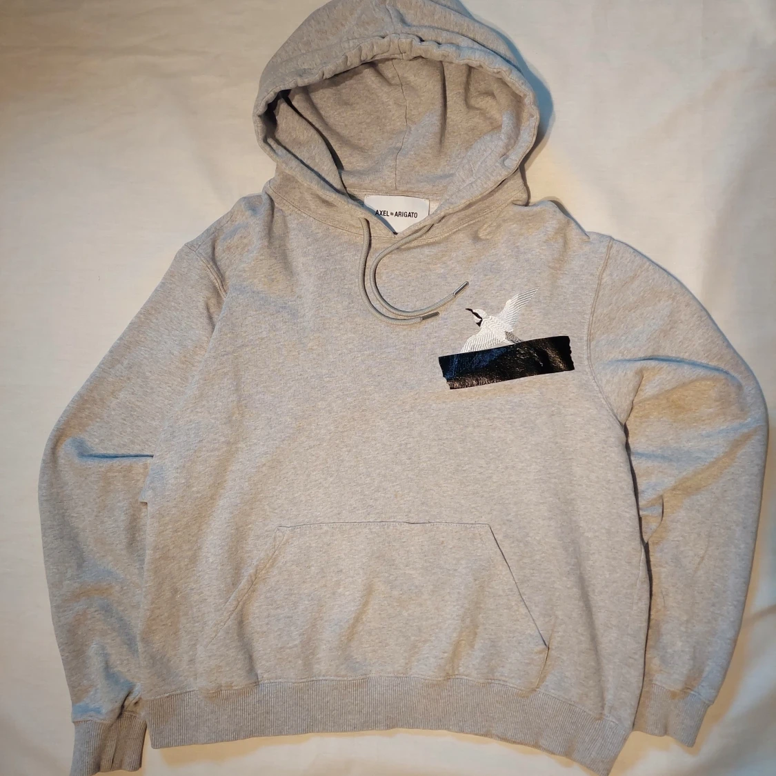 Grå hoodie från Axel Arigato