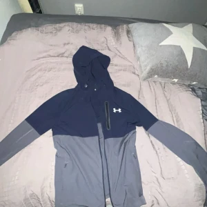 Under armour jacka  - Jag säljer min under armour jacka som har en stor efterfrågan för att denna modell inte längre finns att köpa ny. Den har inga skador eller liknande och jag har använt den i ungefär 4 månader. Jag köpte den på JD sport och nypris låg på 1200kr. Jag tar emot byten och kan mötas upp i Göteborg annars funkar frakt bra😀.                     Om du har någon fundering så är de bara att skriva så gör jag av mig så fort som möjligt!