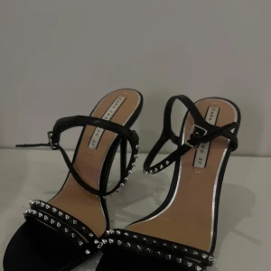 Svarta sandaler med nitar från Zara - Högklackarna är i mycket bra skick och bekväma!☺️ Trendiga höga klackar som är snygga.👠 Storleken är 37. Be om mer information om det behövs 😁