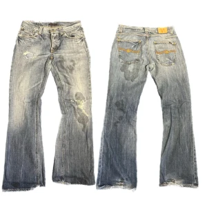 Flared nudie jeans! - Sjukt snygga flared nudie jeans! De är en gammal modell som heter ”flare Glenn” dessa är extremt svåra att få tag på nu därav priset! Midja:41cm längd:105cm