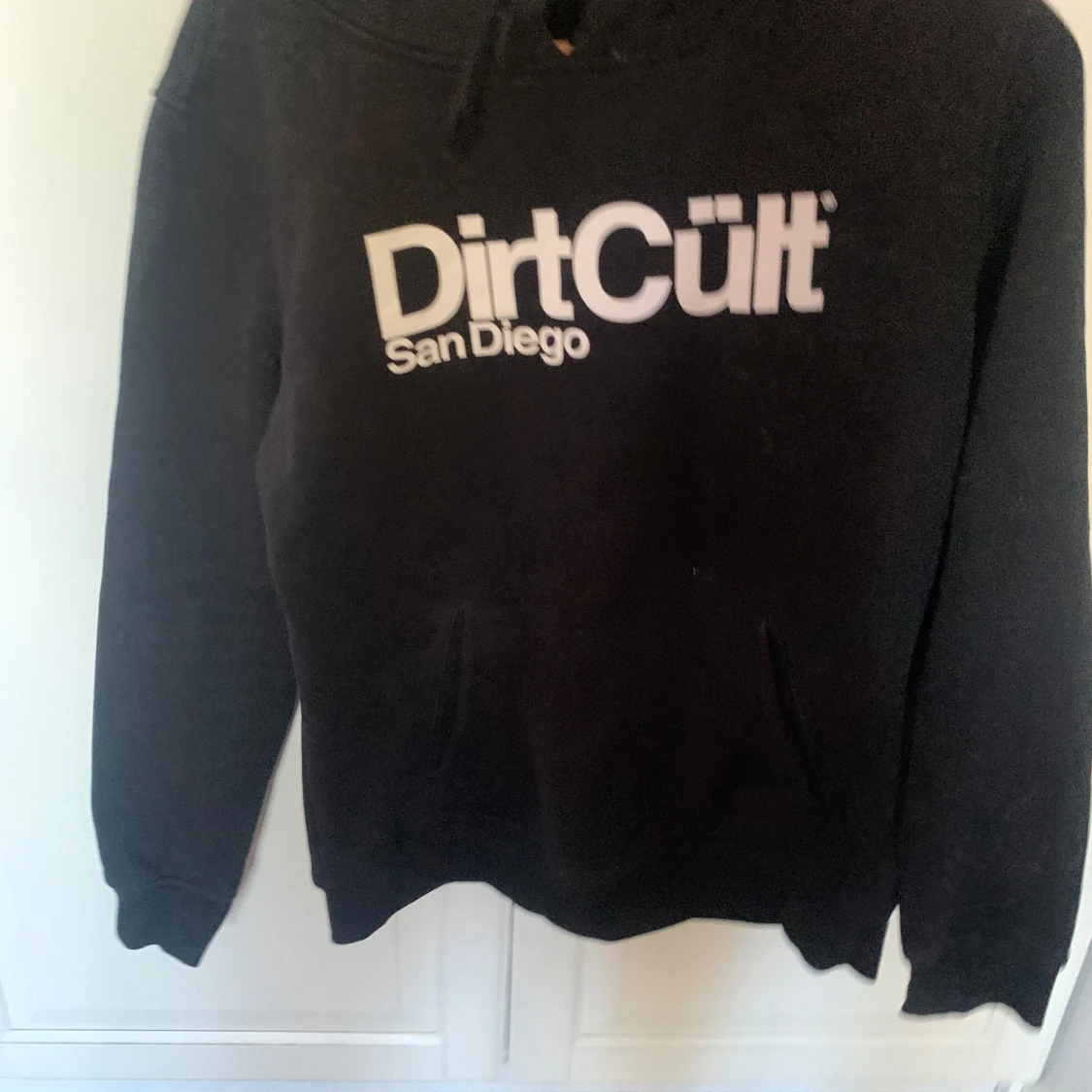 Svart hoodie från DirtCült