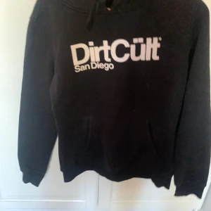 Svart hoodie från DirtCült - Använd fåtal gånger, fin i skicket