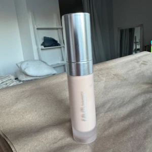 R.e.m beauty foundation  - Flytande foundation från R.e.m beauty i nyansen Fair 10 P. Enbart testad med borste då den varit fel färg. Passar perfekt till ljusare hudton. 