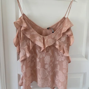 Volang topp  - Jätte fin och söt sommar topp med volanger från Zara. Säljs då den inte passar mig. Lappen har lossnat från ena sidan men inget man tänker på💗 stl XS men skulle säga att den är S