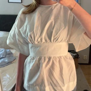 T-shirt med knytning  - Intressekoll på denna superfina T-shirten med öppen rygg och rosett som man knyter, aldrig använd med prislapp kvar endast testad 🤍