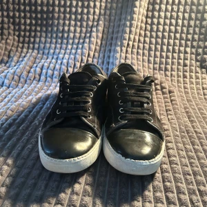 Lanvins - Säljer dessa lanvin skorna i hyffsat skick, skorna är i rätt bra skick utöver de hålen som ni ser på bild 3. Hålen är endast i det yttersta lagret så de är absolut ingenting som märks av med skorna på. Hör av er vid funderingar🙌