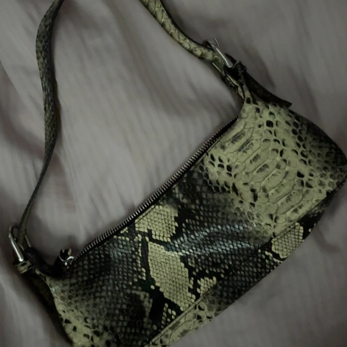 Axelväska i ormmönstrat skinn