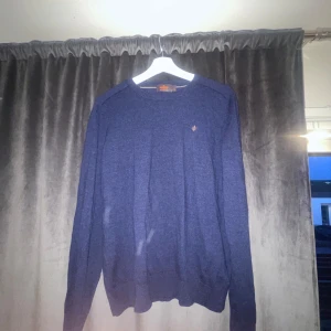 Blå Morris stickad tröja - Hej, säljer nu min blåa Morris tröja eftersom den ej passar mig längre! Condition är: 8/10 Hör av dig om du har några frågor!