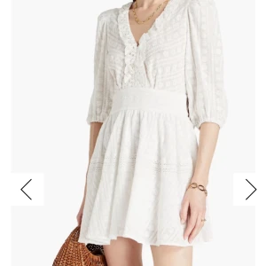 Studentklänning från Sandro - Superfin vit klänning från Sandro med vackra spetsdetaljer och puffärmar. Klänningen har v-ringning, markerad midja och fina broderade mönster. Perfekt för sommarens tillfällen och studentfirande. Ny med prislapp. 100% cotton!