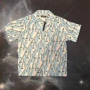 Blåvit kortärmad skjorta från Amiri - Säljer en kortärmad skjorta från Amiri med stora mönster i blått och vitt och är helt ny och oanvänd. Perfekt nu när sommaren är påväg. Fraktas inom 24 timmar efter köp🌟