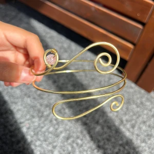 Armcuff  - 🌸Går att böja ut eller in för att få din perfekta passform 🌺 🌸Finns både i silver och guld✨  Gör även customs!! Skicka in bild eller din idé så kan vi nog säkert lösa det 🥰