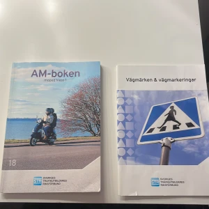 AM-boken moped klass 1 & Vägmärken & vägmarkeringar - Två böcker för mopedutbildning: 'AM-boken moped klass 1'  och 'Vägmärken & vägmarkeringar’  . Perfekt för dig som pluggar till AM-körkort. Jag tog moped körkort 2024 så böckerna är väldigt nya och i bra skick. Jag har antecknat lite i AM boken men inget som stör innehållet, kom privat för bilder på det.