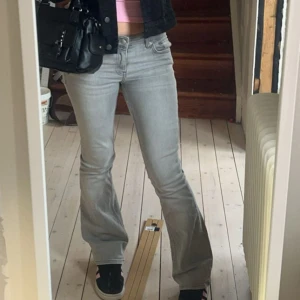 Ljusgrå bootcut jeans - Säljer ett par ljusgrå jeans med bootcut-modell och låg midja. 