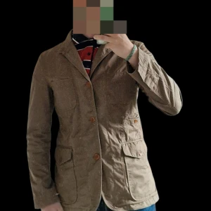 Ben sherman vårjacka - Hej! Säljer en vårjacka av märker Ben Sherman, den är köpt begagnad men endast använd av mig en gång. Den är i väldigt gott skick. Fler bilder kan skickas om så önskas MVH Viggo