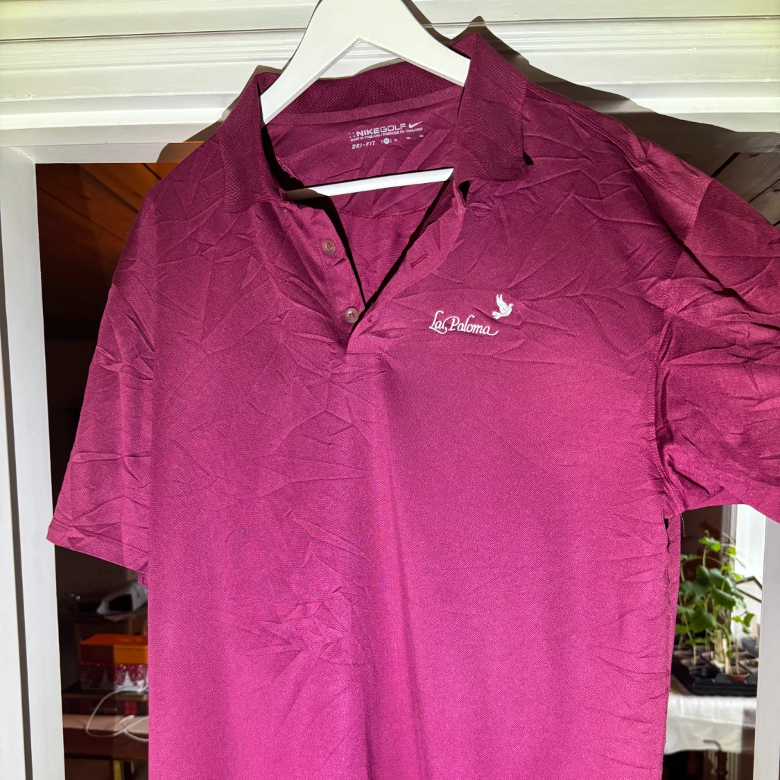 Vinröd pikétröja från Nike Golf