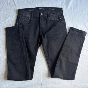  Replay Anbass hyperflex  - Säljer ett par svarta Replay Anbass hyperflex jeans, slim fit,                                                                     Storlek W30 L32.                                                    Skick 9/10.  