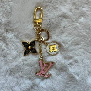 Louis Vuitton nyckelring/väsksmycke - Nyckelring eller väsksmycke. Har fått i present så kan inte garantera äktheten 