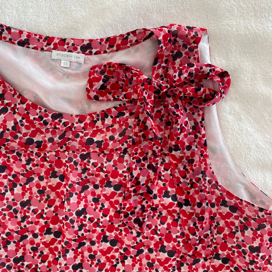 Blommig ärmlös blus med rosett - 2