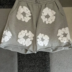 Denim tears shorts - Bra skick, använda ett par gånger men det märks inte. Säljer för de inte passar min stil. Sorlek L men passar M också