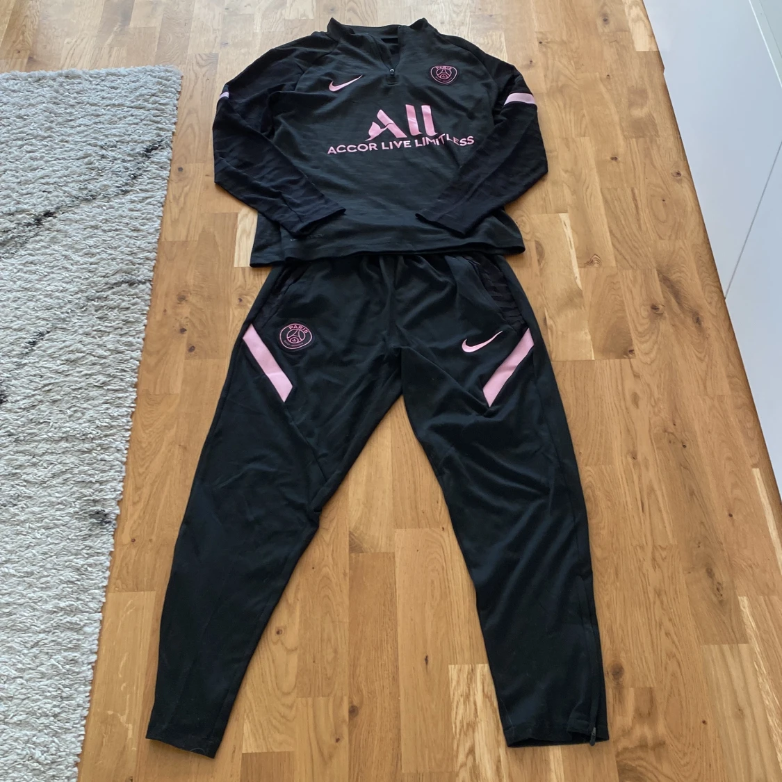 Svart PSG fotbollsträningsoverall från Nike