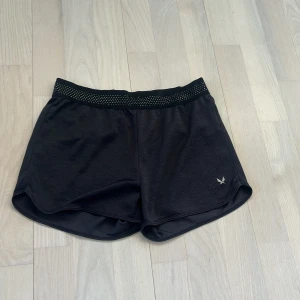 Träningsshorts - Svarta träningsshorts från SOC. Lätta och bekväma, perfekta för träning eller sport. Löst material vilket gör de svala och sköna att ha på sig. Pris kan självklart diskuteras! 