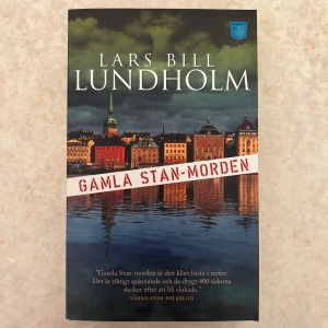 Gamla Stan-morden bok - Boken bjuder på intriger, oväntade vändningar och en stark Stockholmskänsla. Perfekt för dig som gillar kriminalromaner med stadsmiljö.