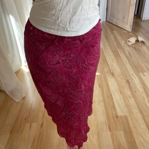 Färgglad mönstrad kjol - Superfin till utomlands eller sommaren! Aldrig använd, går även att använda som klänning!