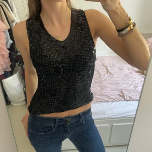 Ibiza festtopp paljett - Så snygg ibiza svart nät topp med paljetter🥰😍❤️ Står ingen storlek men passar XS/S🌸