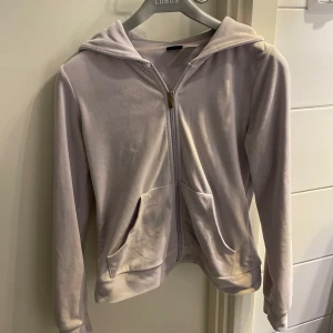 Ljuslila hoodie med dragkedja från Gina Tricot - Säljer en ljuslila hoodie från Gina Tricot i storlek XS. Passar bra överallt!💕