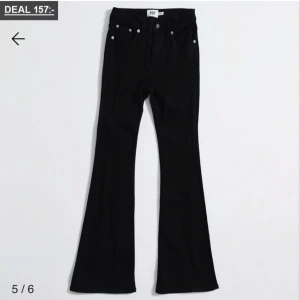 Svarta bootcut jeansbyxor - Säljer ett par svarta high waist jeans från lager 157 som nya bara använda 1-2 gånger. Säljer dem så de är för små💕💕