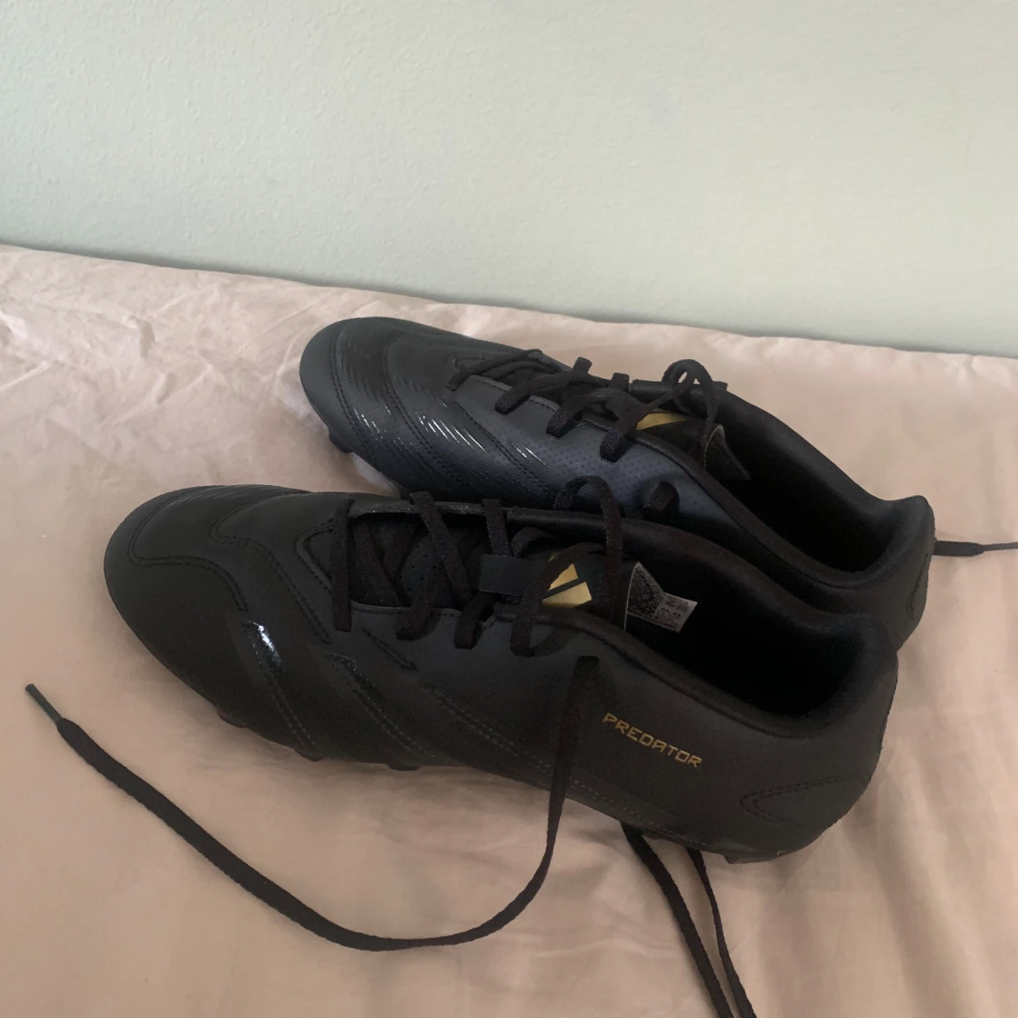 Svarta Adidas Predator fotbollsskor