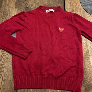 Comme des Garcons tröja - Säljer denna feta tröja från cdg. Storlek S men sitter som XS passar om du är runt 165! Bra skick!