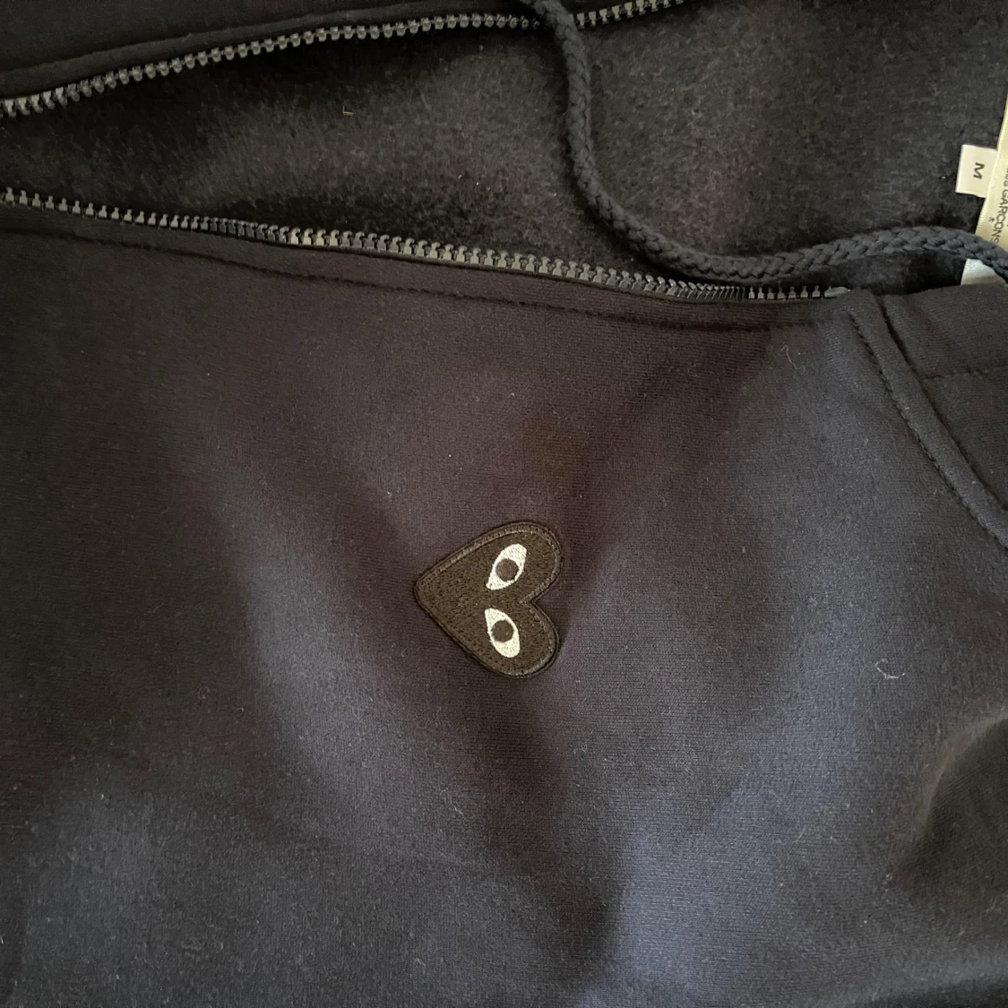 Svart hoodie från Comme des Garçons Play - 2