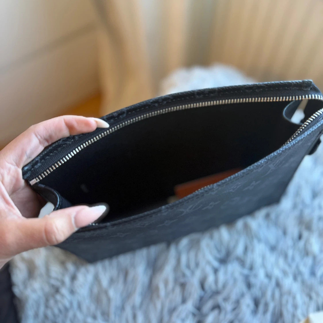  Louis Vuitton Pochette Voyage MM i Monogram Eclipse Canvas - 3