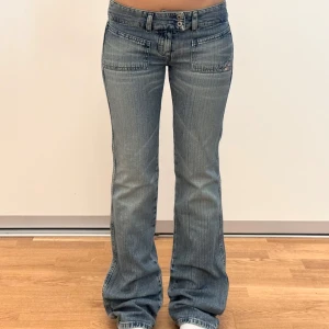 Low Waist Bootcut Diesel jeans  - jättefina vintage Diesel i perfekt skick 🪽midja 37, midjehöjd ca 19, innerben 82 cm 