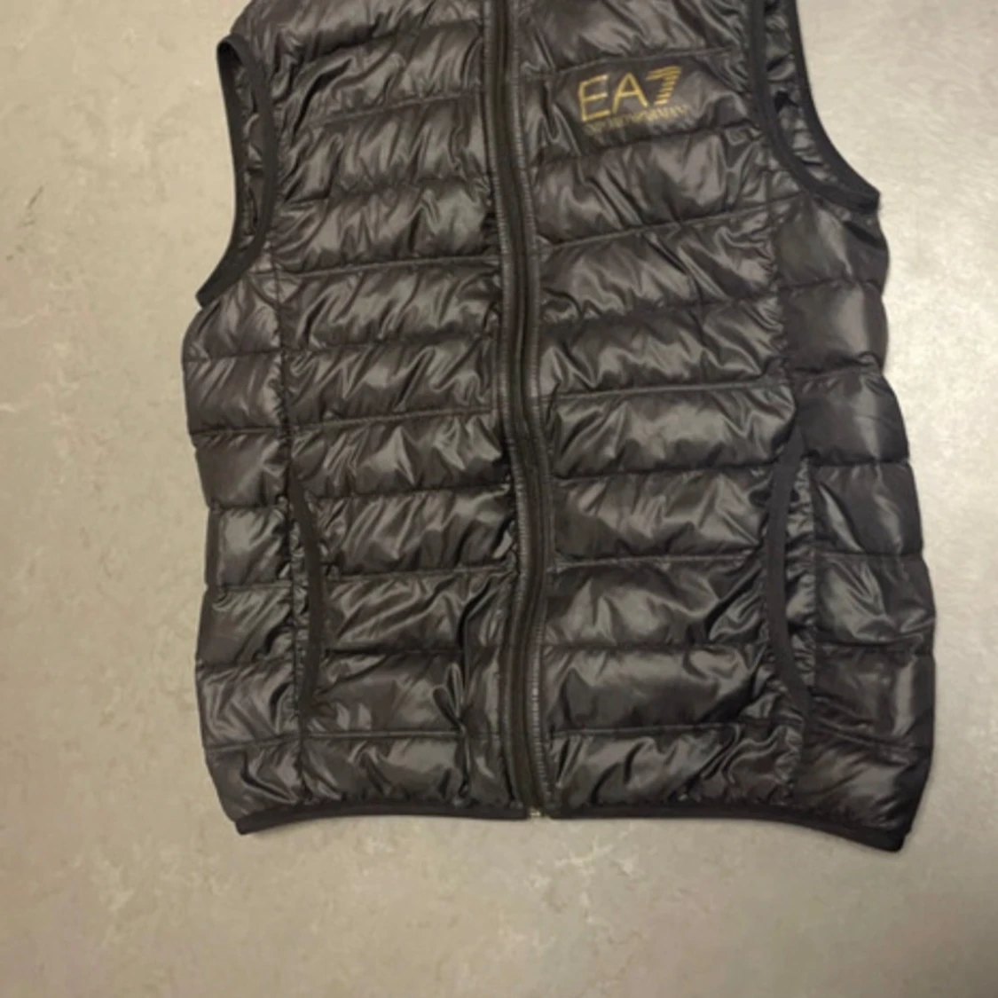 Svart dunväst från Emporio Armani EA7