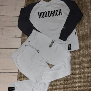 Vit Hoodrich - Säljer min vita hoodrich dress, köpt för ca 1år sen men kommer inte till användning längre därför säljer jag den. Byxorna är i storlek S och tröjan i M men dem är små i storleken. Köpt på JD. Skriv om du har fler frågor. 
