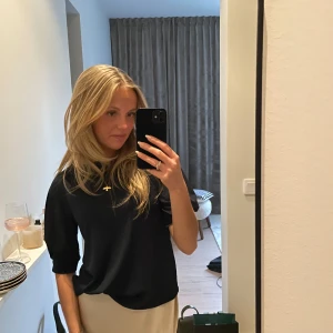 Marinblå t-shirt topp  - Säljer en stilren marinblå topp från hm i xs